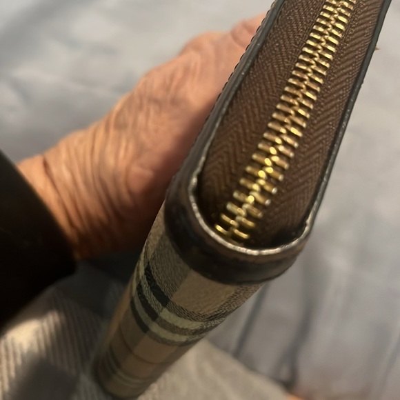 Burberry wallet in good condition,
4 1/2” by 7 1/2” pre loved plenty life left - Picture 4 of 11